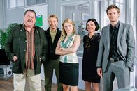 Die Rosenheim-Cops – Die Rosenheim-Cops Korbinian Hofer (Joseph Hannesschläger, l.), Sven Hansen (Igor Jeftic, r.), Michi Mohr (Max Müller, 2.v.l.) und ihre Kolleginnen Patricia Ortmann (Diana Staehly, 3.v.l.) und Miriam Stockl (Marisa Burger, 2.v.r.).