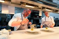Restaurantlegenden – Huber Wallner mit seinem Sohn beim Finalisieren der Speisen in seiner Küche im Seerestaurant Saag