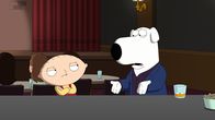 Family Guy – Brian (r.) versucht sich als Stand-up-Comedian und klaut dafür Witze von Stewie (l.), die dieser auf Twitter gepostet hat. Stewie ist über diesen geistigen Diebstahl so empört, dass er Brian die Freundschaft kündigt ...