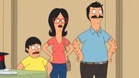 Bob's Burgers – Gene (l.) braucht unbedingt die Hilfe seiner Eltern Bob (r.) und Linda (M.). Doch werden sie ihm wirklich helfen können?