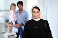 Um Himmels Willen – Annäherung statt Abstand: Novizin Claudia (Mareike Lindenmeier, r.) begleitet Jens Lehner (Kai Albrecht; 2.v.r.) und dessen Kinder - die verletzte Tochter Pia (Lara Campagnoli, 2.v.l.) und Sohn Oskar (Fynn Wolf) ins Krankenhaus.