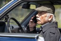 Rentnercops – Edwin (Tilo Prückner) versucht Willi anzurufen.