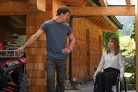 Der Bergdoktor – Rebecca Weidinger (Lilly Menke) ist verunsichert. Kann sie zukünftig die Pflege des erkrankten Dominik Antal (Florian Maria Sumerauer) leisten?