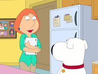 Family Guy – Stewie findet bei einem unfreiwilligen Ausflug in den Keller ein altes Drehbuch, das Brian (r.) vor Jahren verfasst hat. Lois (l.) liest es und muss zugeben, dass es sich wirklich um ein Meisterwerk handelt ...
