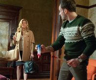 Elementary – Während der Ermittlungen in einem neuen Fall, hilft Sherlock Holmes (Jonny Lee Miller, r.) einer transsexuellen Frau (Candis Cayne, l.) dabei, über ihre neuste Trennung hinweg zu kommen ...