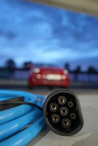 ORF III Themenmontag: Klimaretter oder Mogelpackung - Der E-Auto Check – Steigende Strom- und Rohstoffpreise könnten die finanziellen Vorteile von E-Autos schrumpfen lassen.