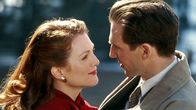 Das Ende einer Affäre – London 1939: Die verheiratete Sarah (Julianner Moore) und der allein lebende Schriftsteller Maurice Bendrix (Ralph Fiennes) beginnen eine leidenschaftliche Affäre.