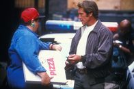 Diagnose: Mord – Steve (Barry Van Dyke, r.) erfährt von der Pizzalieferantin (Jan Hoag, l.), dass der Selbstmörder eine halbe Stunde zuvor ein De-Luxe Pizza bestellt hat.