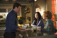 Castle – Castle (Nathan Fillion, l.) steckt in einer Parallelwelt fest und muss seiner Tochter Alexis (Molly C. Quinn, M.) und sein Mutter Martha (Susan Sullivan, r.) dies verständlich machen. Doch wird es ihm gelingen?