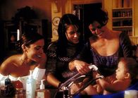 Charmed - Zauberhafte Hexen – (v.l.n.r.) Phoebe (Alyssa Milano), Piper (Holly Marie Combs) und Prue (Shannen Doherty) freuen sich über das Baby, das sie bei sich aufgenommen haben.