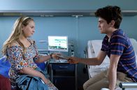 In aller Freundschaft – SENDER: ARD - SENDETITEL: In aller Freundschaft Folge 825 - UNTERTITEL: "Herzversagen" - CAPTION: ARD/MDR IN ALLER FREUNDSCHAFT, "Folge 825 "Herzversagen"" Uhr im ERSTEN..Lisa Schroth (Ella Zirzow) ist augenscheinlich verliebt und Nils Winter (Paul Stiehler) scheint es genauso zu gehen. Die beiden finden immer wieder gemeinsame Themen und fühlen sich sehr wohl miteinander..