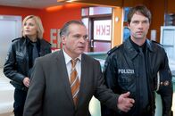 Notruf Hafenkante – Melanie (Sanna Englund, l.) und Mattes (Matthias Schloo, r.) haben einige Fragen an Carl Brenner (Jockel Tschiersch, l.).
