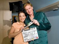 In aller Freundschaft – Schwester Arzu (Arzu Bazmann) und Julian Brodmann (Albert Fortell) mit Klappe.