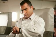 Mayday - Alarm im Cockpit – REENACTMENT - Hani Hanjour (gespielt von Qaseem Gul) schaut auf seine Uhr, als er in seinem Sitz auf Flug AA 77 sitzt.