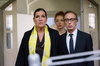 Im Knast – Richterin Karrenbauer (Katy Karrenbauer, l.) mit Nora (Marleen Lohse, M.) und Anstaltsleiter Dr. Kemper (Wilfried Hochholdinger, r.).