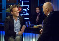 Nachtcafé Classics – SWR Fernsehen NACHTCAFÉ FOLGE 556, "Gäste bei Wieland Backes - Wie viel Nähe braucht die Liebe?" Uhr. Wieland Backes (re.) mit Markus Goetting an der Bar.