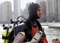Chicago Fire – Chicago Fire Nazdarovya! - Nazdarovya! Staffel 1, Episode 15 Er hat ein Kind aus dem See gerettet: Taylor Kinney als Kelly Severide