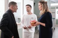 In aller Freundschaft – Nach seinem letzten Dienst vor Weihnachten, gibt Dr. Kaminski (Udo Schenk, li.) Sarah Marquardt (Alexa Maria Surholt, re.) noch das Wichtelgeschenk für einen Kollegen und will dann entschwinden. Doch Pfleger Kris Haas (Jascha Rust, mi.) erwischt ihn gerade noch. Kaminski wird dringend bei einem sehr besonderen Patienten gebraucht.