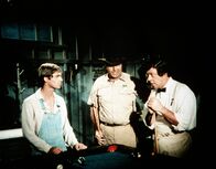 Die Waltons – John-Boy (Richard Thomas, l.) will seiner Mutter eine Waschmaschine schenken. Er verhandelt mit Ike Godsey (Joe Conley, r.) über den Preis ...