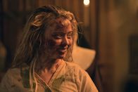 The Exorcist – Wird es dem Dämon in Casey (Hannah Kasulka) gelingen, die Menschen, die dem Mädchen helfen wollen, zu beeinflussen und gegeneinander auszuspielen?