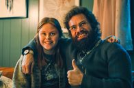 Helden der Wahrscheinlichkeit – Otto (Nikolaj Lie Kaas) mit Mathilde (Andrea Heick Gadeberg) sind vom Schicksal gezeichnet.; rbb Fernsehen HELDEN DER WAHRSCHEINLICHKEIT, "Retfærdighedens ryttere" Uhr. Otto (Nikolaj Lie Kaas) mit Mathilde (Andrea Heick Gadeberg) sind vom Schicksal gezeichnet.
