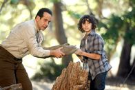Monk – Bei dem Campingausflug werden Monk (Tony Shalhoub, l.) und Brian (Alex Wolff) von einem Bären überrascht...