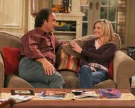 Immer wieder Jim – L-R: Jim (James Belushi), Cheryl (Courtney Thorne-Smith) JIM BELUSHI, COURTNEY THORNE-SMITHACCORDING TO JIM - "The Punch" (ABC/MICHAEL ANSELL) JIM BELUSHI, COURTNEY THORNE-SMITH