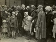Ein Tag in Auschwitz – Im Vernichtungslager Auschwitz-Birkenau: Das Ende einer schrecklichen Reise – noch ahnen die Menschen nicht, was mit ihnen geschehen wird.