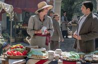 Die Durrells auf Korfu – Louisa (Keeley Hawes) und Spiros (Alexis Georgoulis) auf dem wieder sonnigen Markt von Korfu