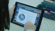alpha-thema: Bildungssystem: Chance oder Risiko - Wie wird KI die Schule verändern? – Blick auf ein Tablet im Schulunterricht.