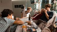 Hannes – Freundschaft in guten wie in schlechten Zeiten: Die Freunde Kalle (Klaus Steinbacher), Brenninger (Roland Schreglmann), Hannes (Johannes Nußbaum) und Moritz (Leonard Scheicher) zusammen im Krankenhaus (v.l.n.r.)