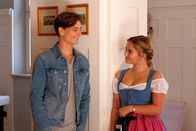 Frühling – Adrian (Kristo Ferkic) findet die fesche Lilly Engel (Julia Beautx), die im Wirtshaus als Bedienung jobbt, äußerst sympathisch.
