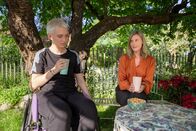 Die Sterntaler des Glücks – Pia (Zoë Valks, l.) und Luise (Nele Mueller-Stöfen, r.) finden keinen rechten Draht zueinander.