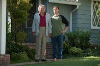 The Goldbergs – Albert "Pops" Solomon (George Segal, l.); Barry Goldberg (Troy Gentile, r.)