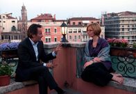 Donna Leon – Commissario Brunetti (Uwe Kockisch) berät sich mit seiner Frau Paola (Julia Jäger).