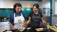Mini Chuchi, dini Chuchi – Mini Chuchi, dini Chuchi Öppis usem Garte Folge 1 Frauenpower in der ersten Runde: Die Freundinnen Francesca (l.) und Laura treten als Team an. 2024 Copyright: SRF