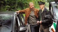 Um Himmels Willen – Herbert Fichter (Christian Pfeil, l.) wird von Polizist Meier (Lars Weström, r.) befragt.