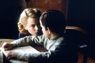 The Others – Der gebrechliche Nicholas (James Bentley, r.) zieht sich immer weiter in sich selbst zurück, während die extrovertierte Anne der Mutter (Nicole Kidman, l.) mit unverhohlener Ablehnung entgegentritt ...