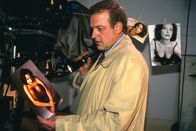 Der letzte Zeuge – Heimlich hat sich Dr. Sänger (Leonard Lansink) zu der Wohnung des Liebhabers seiner Frau Zugang verschafft. Die Fotos, die er dort findet, bringen ihn auf eine Idee.