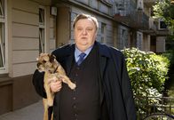 Der Dicke – MDR Fernsehen DER DICKE II. STAFFEL FOLGE 16, "Große Pläne" Uhr. Gregor Ehrenberg (Dieter Pfaff) hat Buddy fest im Griff. Trotzdem gelingt es ihm kurze Zeit später, spurlos zu verschwinden.