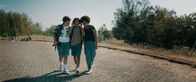 3 Hz – Felix (Junes Callaert, Mitte) hört seltsame Geräusche mit seinem Walkman. Seine Freunde Sammy (Arthur Hermans, links) und Noor (Maja Azila) hören mit.
