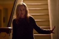 Shut In – Verunsichert durchsucht Mary (Naomi Watts) das Haus.