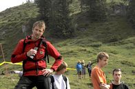 Der Bergdoktor – An der Mountainbike-Strecke ist ein Unfall geschehen. Hans (Heiko Ruprecht) ruft Martin zu Hilfe.