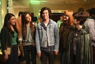 The Middle – v.r.) und Ahley (Katlin Mastandrea, r.) trifft?