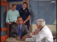 Diagnose: Mord – Dr. Sloan (Dick Van Dyke, r.) und sein Sohn Steve (Barry Van Dyke, l.) beschuldigen Rogan (Richard Biggs, 2.v.l.), todkranke Patienten als Mörder gedungen zu haben.