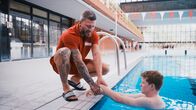Die Ernährungs-Docs – Bademeister und Schwimmtrainer mit chronischer Darmentzündung: Seine Colitis Ulcerosa sorgt immer wieder dafür, dass Till A. bei der Arbeit fehlt. Weil er eine Aufsichtspflicht hat, kann er nicht einfach mal eben zur Toilette.