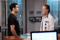 Chicago Med – Austausch (v.li.): Dominic Rains als Dr. Crockett Marcel, Steven Weber als Dr. Dean Archer