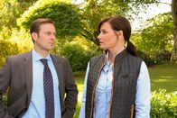 Die Rosenheim-Cops – König (Mark-Alexander Solf, l.) vermutet, dass Stephanie von Preitz (Sabine Lorenz, r.) mehr weiß, als sie zugibt.