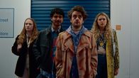 Extraordinary – Jen (Máiréad Tyers, l.), Kash (Bilal Hasna, 2.v.l.), Jizzlord (Luke Rollason, 2.v.r.) und Carry (Sofia Oxenham, r.) stehen in der Einlagerungshalle von Jizzlord. Darin ist seine Vergangenheit gelagert. Die vier Freunde sind seit langem mal wieder gemeinsam unterwegs.