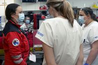 Reporter – Blitzschnelle Entscheide sind gefragt: Oberärztin Aline Herzog (r.) in der Notfallstation am Universitätsspital Zürich.